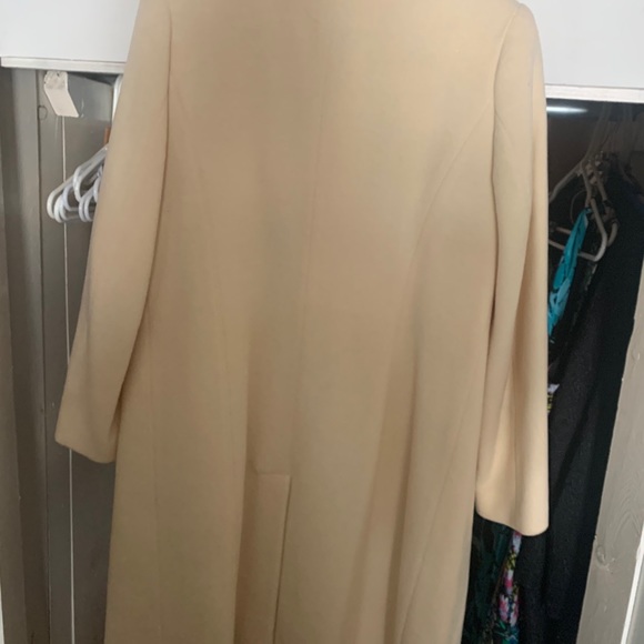 Bundle up with this lovely coat. 🧥 - Picture 8 of 8